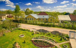 Trigorskaya Guest Estate, 1 is located in a quiet picturesque corner of Pushkinskie Gory village. The rooms in three mini-hotels (guest houses) are decorated in a warm home style and equipped with everything necessary for good rest.